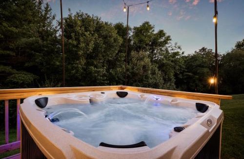Massanutten House | Epic Family Stay - 40' Putting Green, Theater, Hot Tub, Sauna