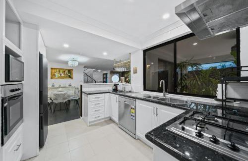 Victoria Park Apartment | Equitice Winter Moonlight Villa