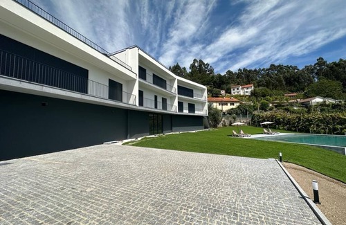 Guilhofrei Villa | Ermal Terrace
