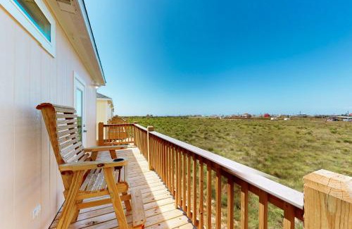 Gilchrist House | Escape Bay Views Family Retreat Dog Friendly