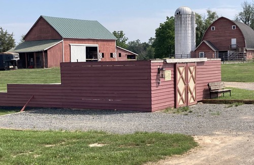 Gordonsville House | Escape the City! Plain Outside; Gorgeous Inside; Huge Horse/Cattle Farm