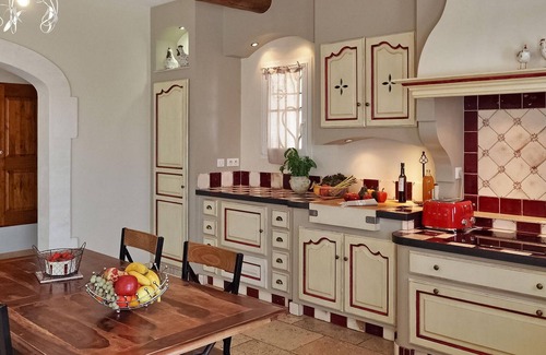 Aureille House | Escape to a peaceful vacation villa in the Alpilles in the middle of a large, landscaped garden.