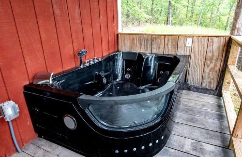 Marshall House | Escape to Marshall, Arkansas, in this Cozy Cabin for Four
