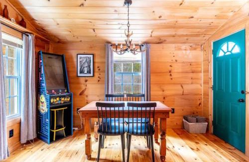 Townsend House | Escape to Relaxation with Dog Frienly & Hot Tub