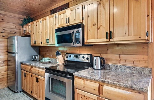 Gatlinburg - Pigeon Forge Cabin | Escape to Stunning Smoky Mountain Views & Get to the Parkway in 10 Minutes!
