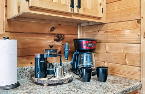 Gatlinburg - Pigeon Forge Cabin | Escape to Stunning Smoky Mountain Views & Get to the Parkway in 10 Minutes!