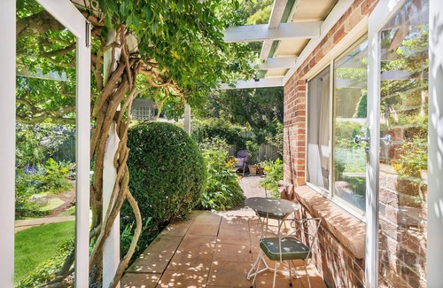 Bundanoon House | European-inspired Country Home walking distance to Bundanoon Village