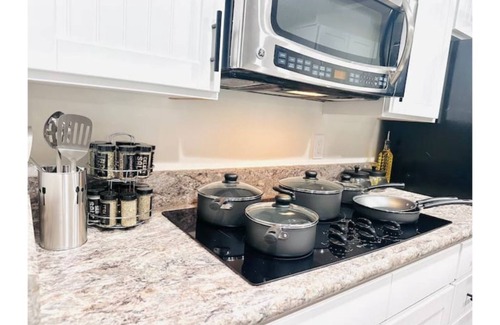 Southeast House | ✨European Style Hideaway💝Central Location⭐GameRoom⭐Free Wine⭐Fast Wifi⭐NetFlix