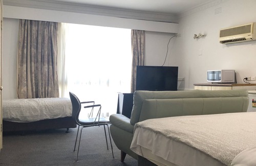 Malvern East Hotel | Evancourt Motel