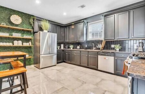 Peoplestown House | Eva’s Compound – Downtown ATL Oasis (18 Guests)