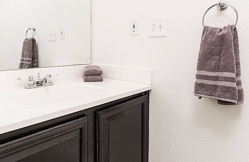 Covey House | Everett Street Retreat ~ Backyard Paradise Resort Style Setting 4BR Heated Pool