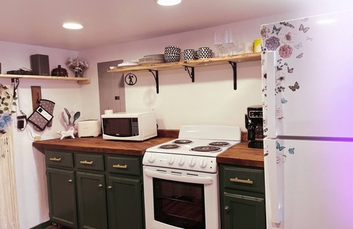 Nancy Cottage | Everglow Hollow- Adorable Tiny House near Lake Cumberland, KY. Pet Friendly!