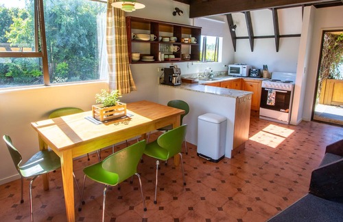 Motueka House | Evergreen Cottage - Motueka Holiday Home