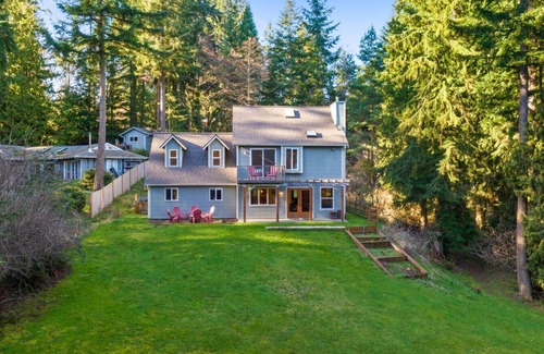 Clinton House | Evergreen Escape I Whidbey Island I One 1 full acre of land
