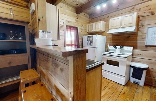 Townsend Cabin | Evie's Mountain Castle 2 Bedroom Cabin by RedAwning