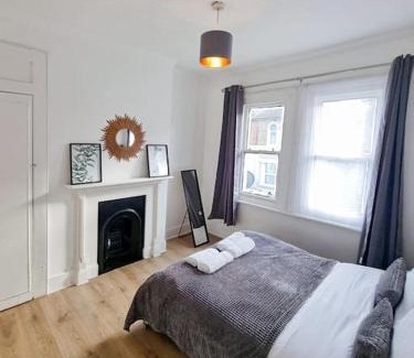 Gravesend Apartment | Evo Stays - 2 bedroom-2 mins walk to Station