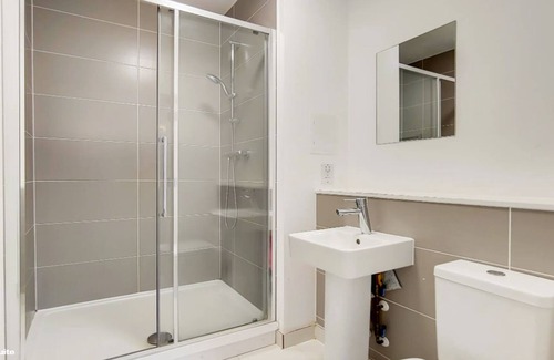 Newham Apartment | ExCeL London - Gorgeous 3 Bedroom condo, 2 Balcony and Nice View