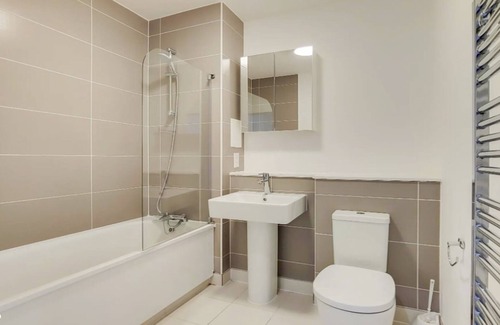 Newham Apartment | ExCeL London - Gorgeous 3 Bedroom condo, 2 Balcony and Nice View