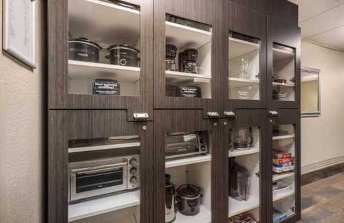 North Arlington Hotel | Excellent Choice! Unit with Full Kitchen, Short Drive to Six Flags Over Texas