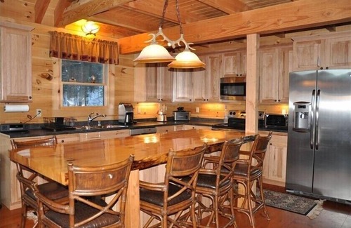 Stowe House | EXCEPTIONAL MOUNTAIN RETREAT-Breathtaking views. Close to town, Hot tub, Private