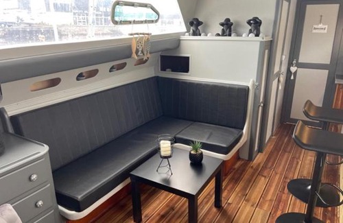 Ouistreham Boat Rental | Exceptionnel bateau maison reine mathilde