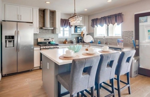 Central Mission Beach Villa | Exclusive 1,000sf Ground Level Waterfront Patio + AC