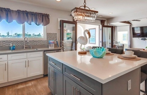 Central Mission Beach Villa | Exclusive 1,000sf Ground Level Waterfront Patio + AC