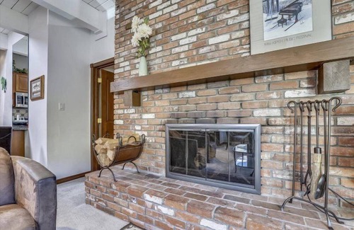 Aspen Condo | Exclusive 2 Bedroom Mountain Vacation Rental in the Heart of Downtown Aspen One Block From Silver Queen Gondola