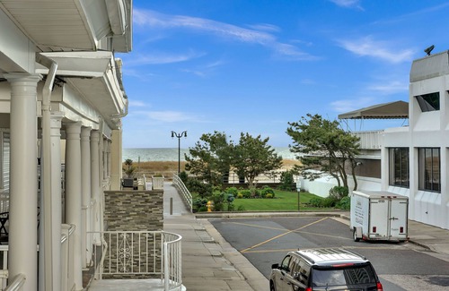 Atlantic City House | Exclusive Oceanfront House –Pickleball Rackets, Bikes Included