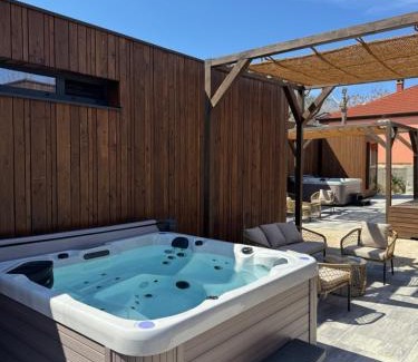 Privlaka House | Exclusive Wellness House with Jacuzzi and Sauna, 10 Gardens