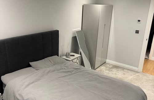 Epsom Apartment | Executive Apartment in sought after Surrey Town. Pet Friendly