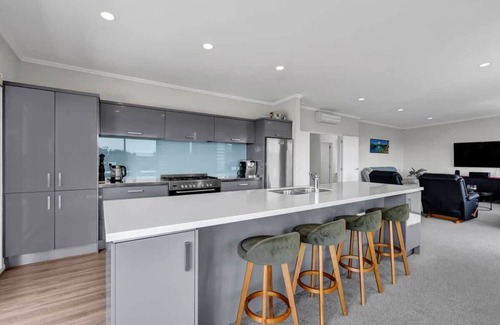 Bell Block House | Executive On Parkview - 3BR modern family home