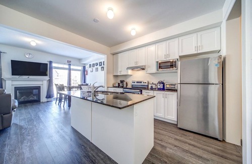 The Blue Mountains House | Executive Town Home - Historical Snowbridge Village, Mountain View Blue mountain