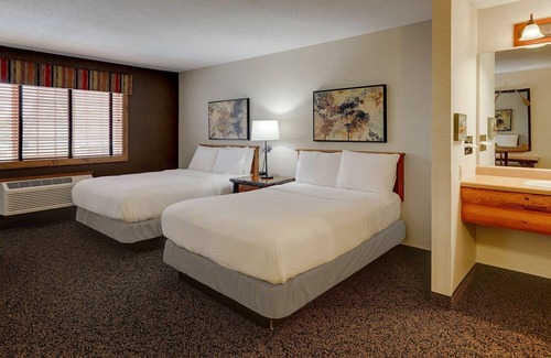Quincy Hotel | Expanded Double in Stoney Creek Quincy! 2 Double Beds, Club Chair