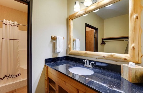 Sioux City Hotel | Expanded King Bunk Suite, Stoney Creek Sioux, Room For the Crew! Pool