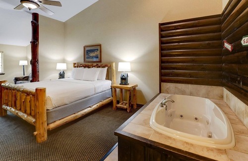 Johnston Hotel | Expanded King w/Whirlpool Cottage, Stoney Creek Des Moines, Near I-35