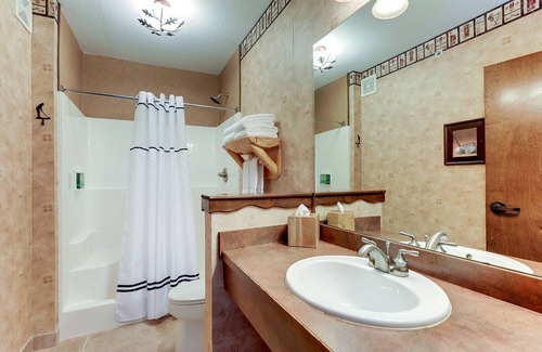 Johnston Hotel | Expanded King w/Whirlpool Cottage, Stoney Creek Des Moines, Near I-35