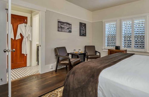 Calistoga Hotel | Expansive 2-Room King Suite, Walk to Downtown Calistoga