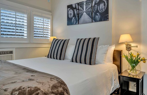 Calistoga Hotel | Expansive 2-Room King Suite, Walk to Downtown Calistoga