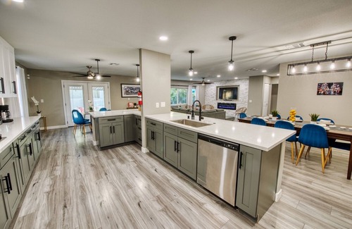 Paradise Villa | Expansive Contemporary Retreat