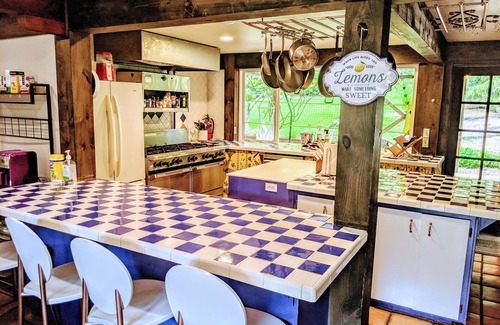Langley Cabin | Expansive manor house for family gatherings, retreats, walkable to the village!