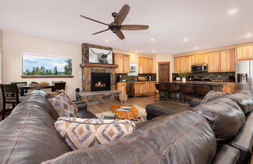 Grand Lake Cabin | Expansive Mountain Views - New Construction, Close to Town - PF, Fireplace, Pool Table, Deck