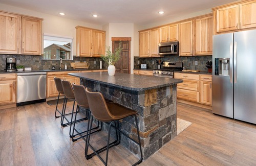 Grand Lake Cabin | Expansive Mountain Views - New Construction, Close to Town - PF, Fireplace, Pool Table, Deck