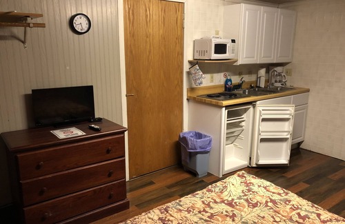 Canistota Apartment | Experience an American Village🍻In a Unique Retreat!