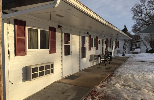 Canistota Apartment | Experience an American Village🍻In a Unique Retreat!