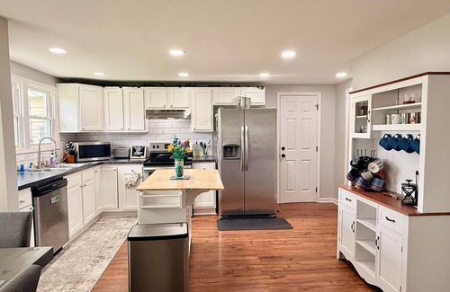 Beattyville Cottage | Experience comfort at Whisker Ridge, a spacious 3-bedroom cottage in the scenic Beattyville, KY