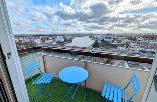 Les Gondoles Apartment | Experience Parisian Living with Breathtaking Seine Views! 🌟4-8 People Family