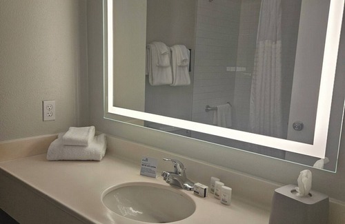 West Kissimmee Hotel | Experience The Magic of Orlando- 2 Rooms W/Free Shuttle, 5 Pools, and Breakfast