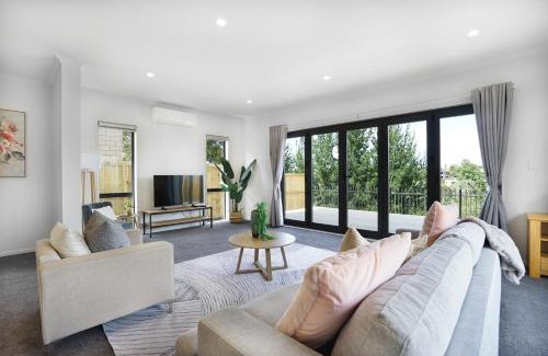 Hamilton House | Experience The Magic of Riverside Living - 5 beds