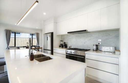 Hamilton House | Experience The Magic of Riverside Living - 5 beds